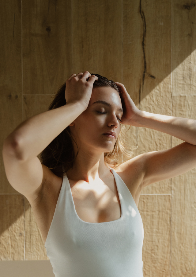 Corte y peinado en salón de belleza natural